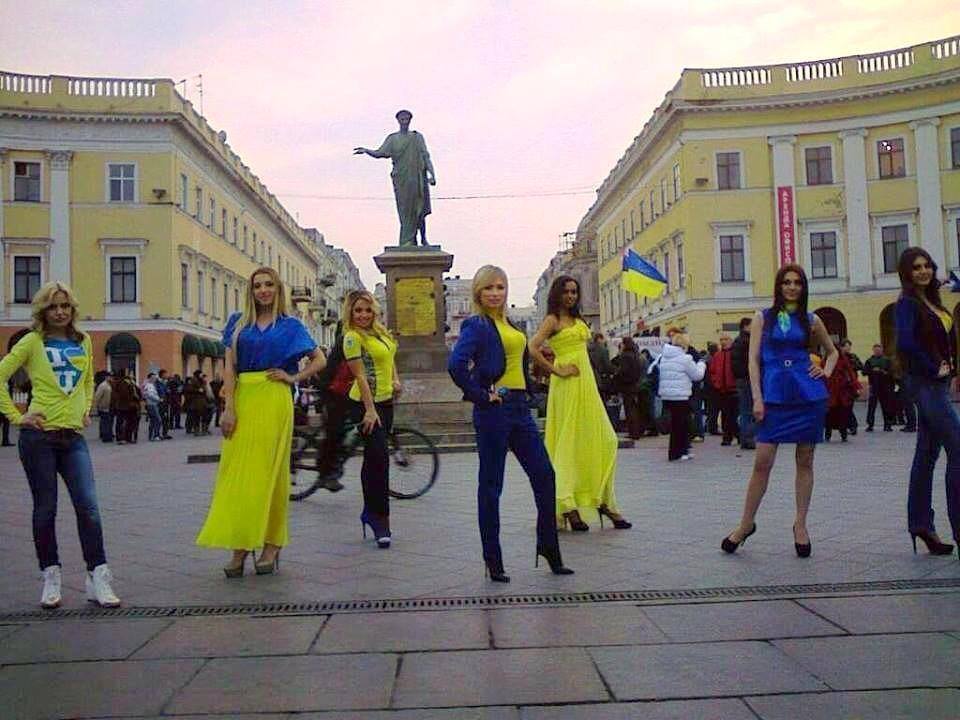 Выпускницы поразили Одессу роскошными патриотическими платьями