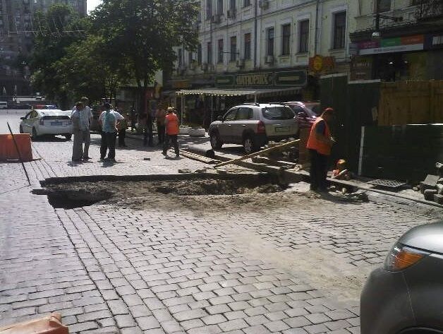 В Киеве возле ЦУМа провалился асфальт