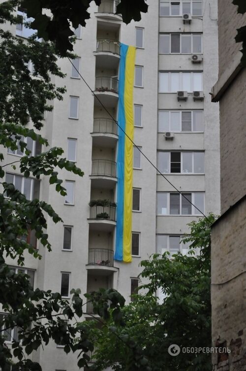Киевляне вывесили на высотке "6-этажный" флаг Украины