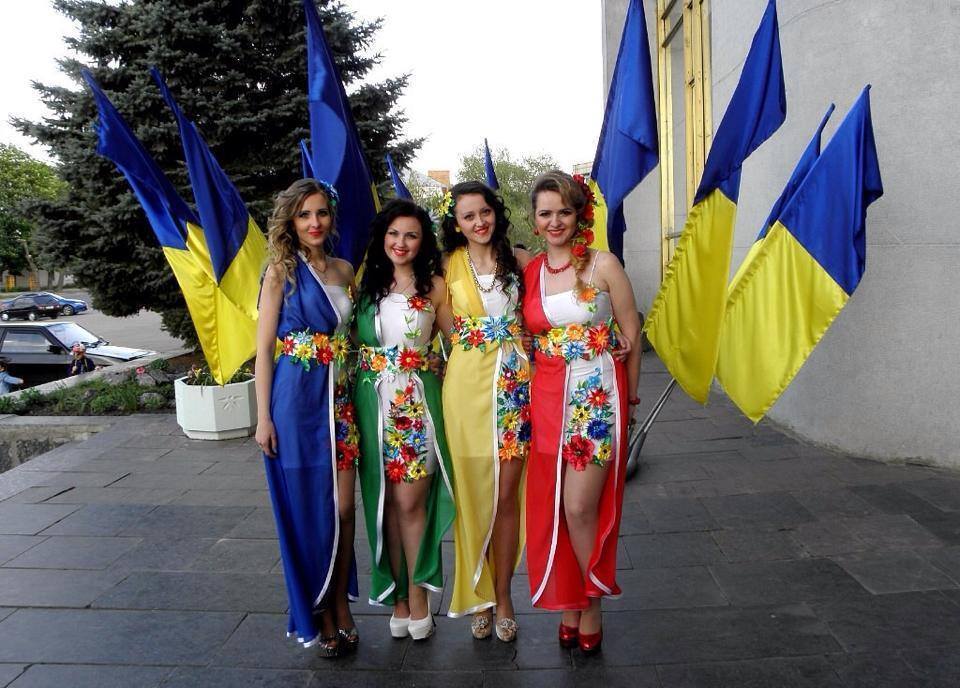 Выпускницы поразили Одессу роскошными патриотическими платьями