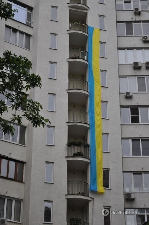 Киевляне вывесили на высотке "6-этажный" флаг Украины