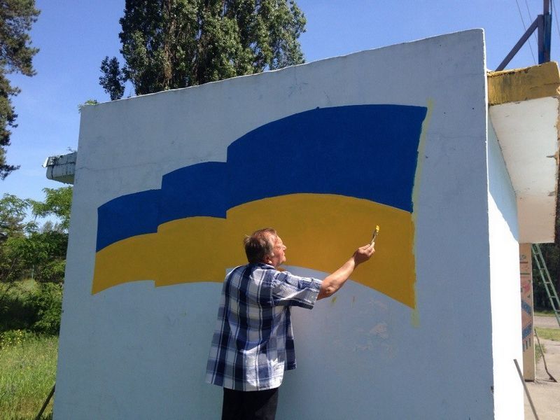 На Черкасщине, несмотря на запрет власти, остановку разукрасили в сине-желтый цвет