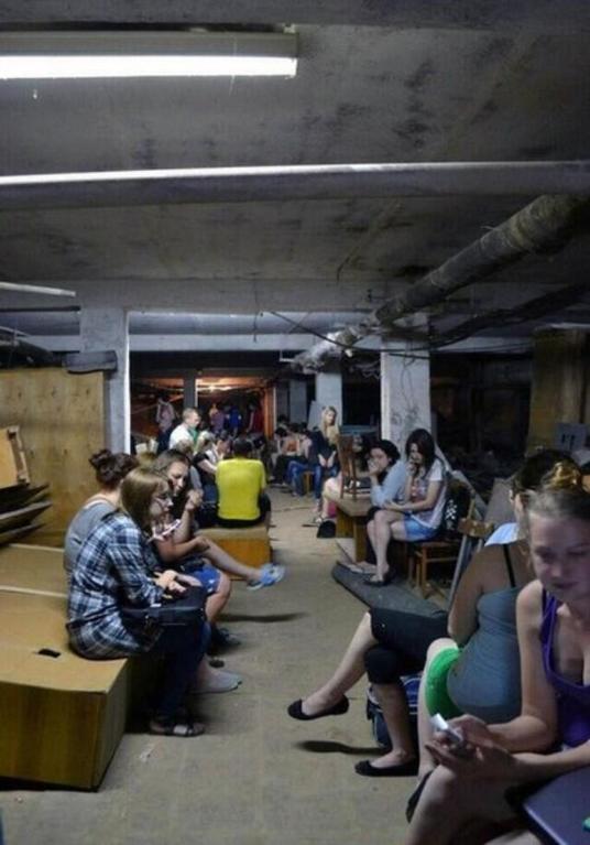 В Славянске студенты прячутся в бомбоубежище во время артобстрела