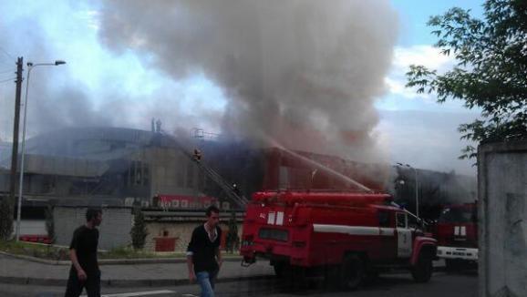 У Донецьку посібники терористів в семи місцях підпалили палац спорту "Дружба"