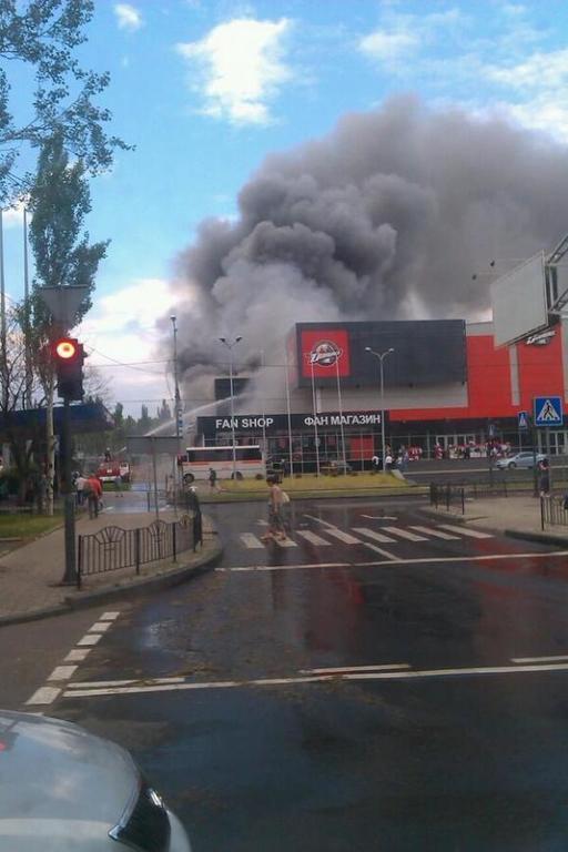В Донецке пособники террористов в семи местах подожгли дворец спорта "Дружба"