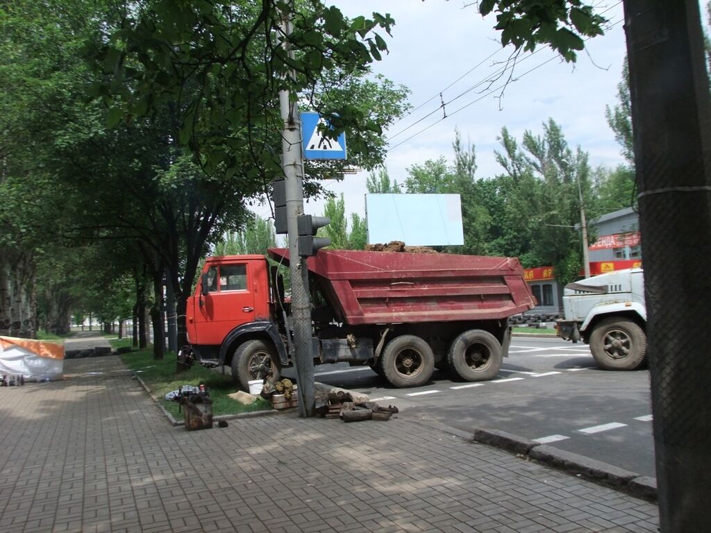 Террористы возводят баррикаду в центре Донецка