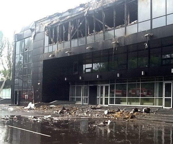 В Донецке террористы разграбили и подожгли арену ХК "Донбасс"