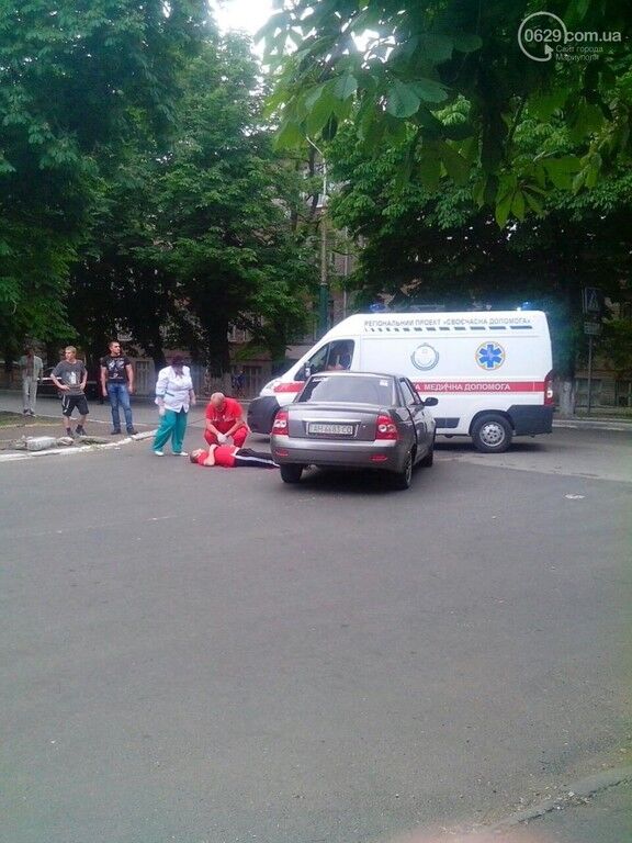 У центрі Маріуполя невідомі обстріляли авто: водієві вистрілили в спину