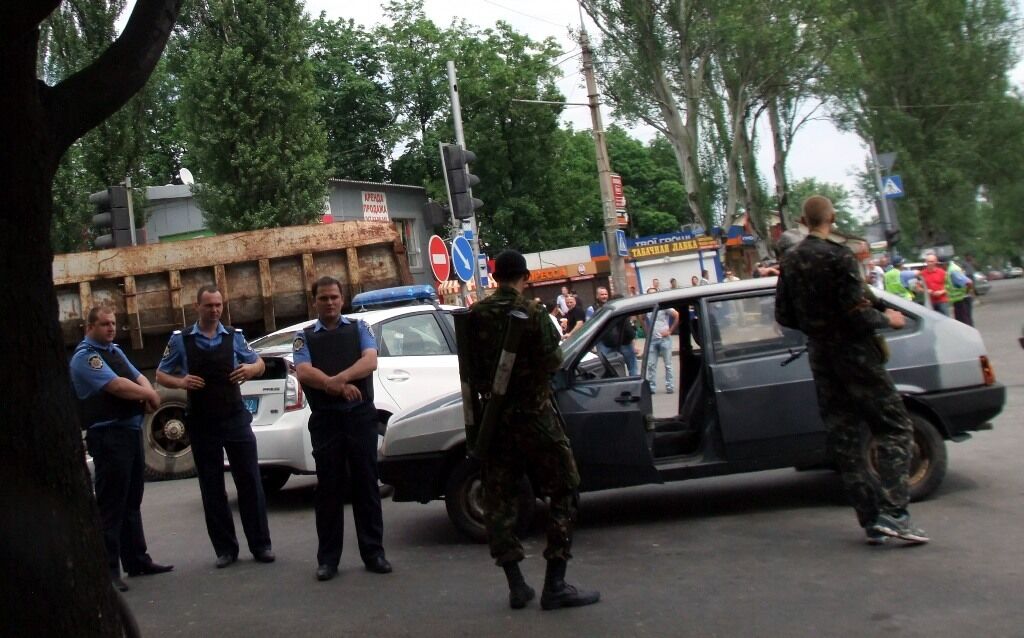 Терористи зводять барикаду в центрі Донецька
