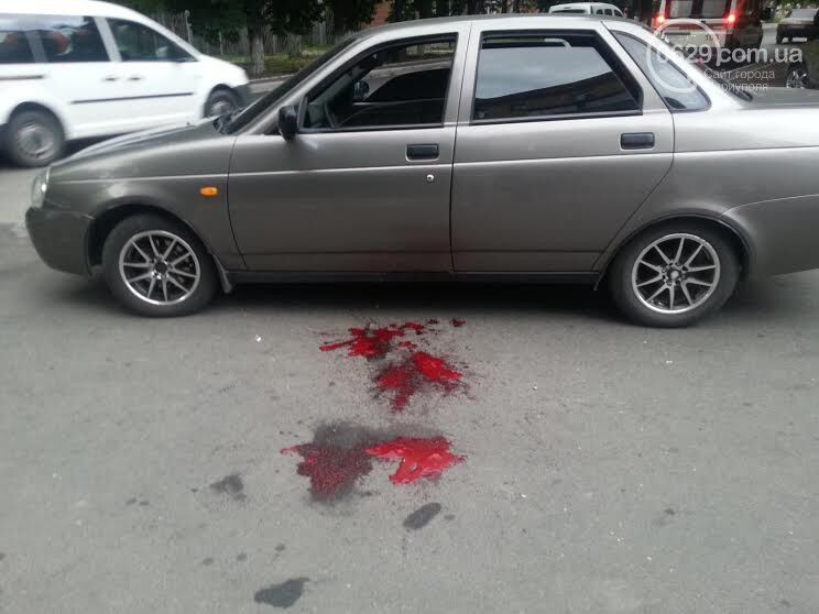 В центре Мариуполя неизвестные обстреляли авто: водителю выстрелили в спину