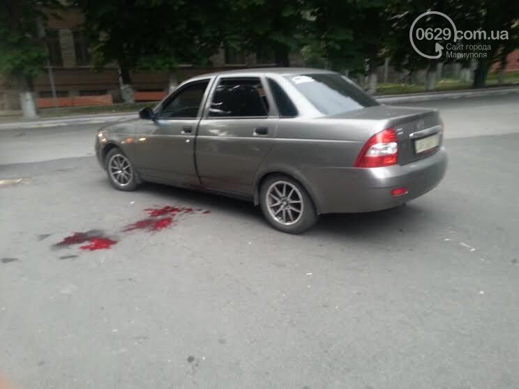 У центрі Маріуполя невідомі обстріляли авто: водієві вистрілили в спину