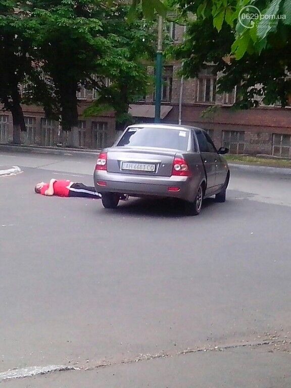 В центре Мариуполя неизвестные обстреляли авто: водителю выстрелили в спину