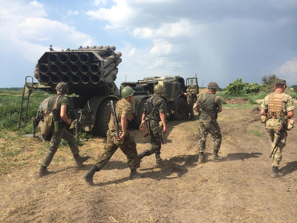 Донбасс окружен тяжелой военной техникой "Град", "Ураган" и Т-64