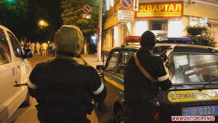 В Житомире неспокойно: стрельба, заложники и неизвестные в масках