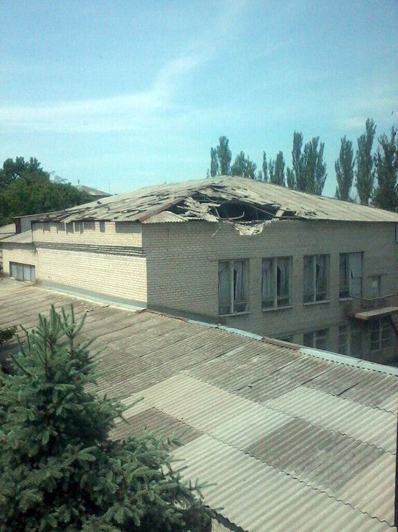 Террористы обстреляли школу в Славянске. Фотофакт