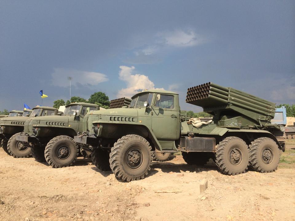 Донбасс окружен тяжелой военной техникой "Град", "Ураган" и Т-64