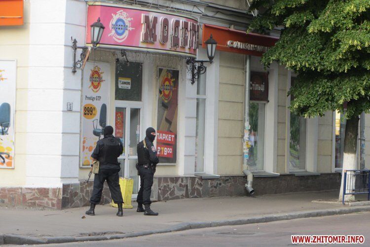 В Житомире неспокойно: стрельба, заложники и неизвестные в масках