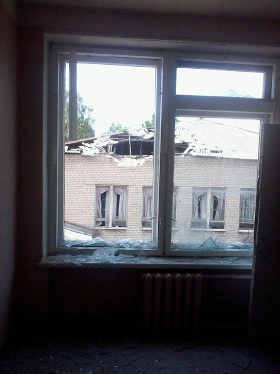 Террористы обстреляли школу в Славянске. Фотофакт