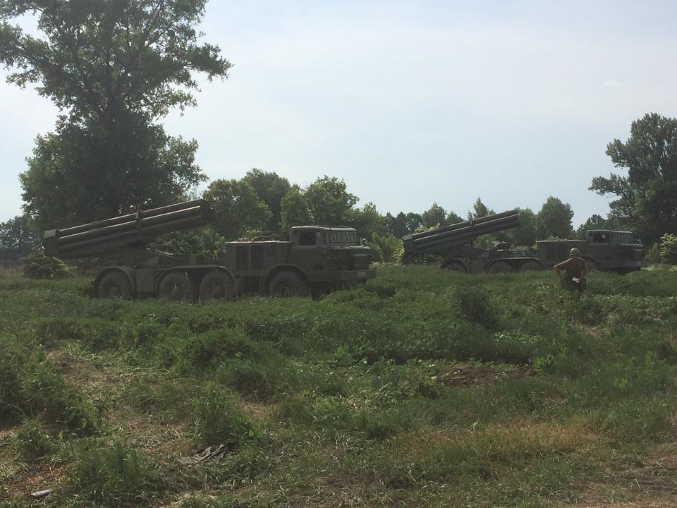 Донбасс окружен тяжелой военной техникой "Град", "Ураган" и Т-64