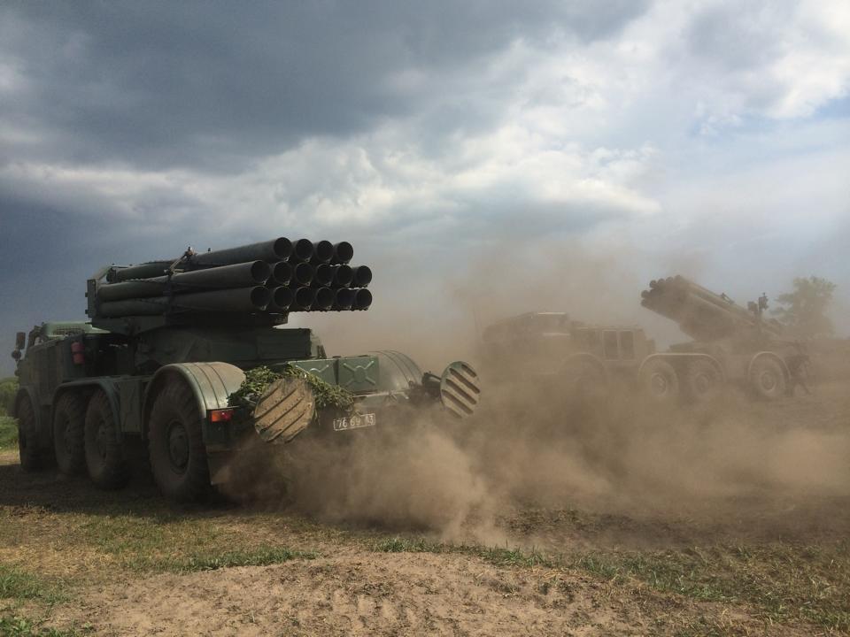 Донбасс окружен тяжелой военной техникой "Град", "Ураган" и Т-64