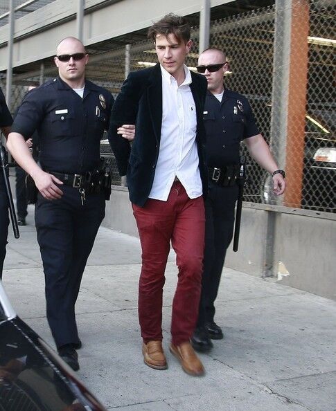 Задержание украинского журналиста, напавшего на Брэда Питта. Много фото