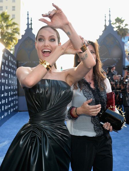 Анджелина Джоли в черной коже и ее бюст-убийца 