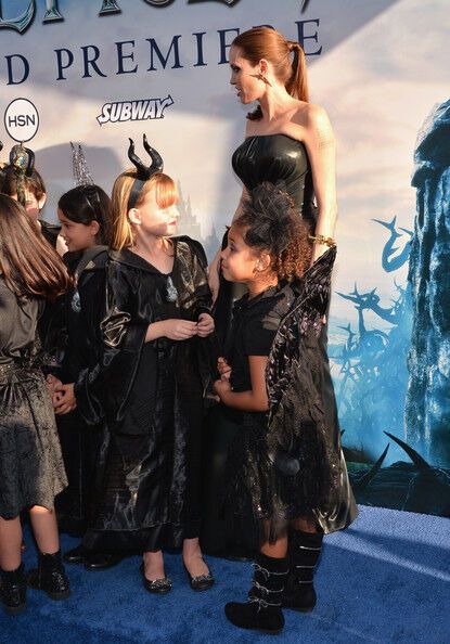 Анджелина Джоли в черной коже и ее бюст-убийца 