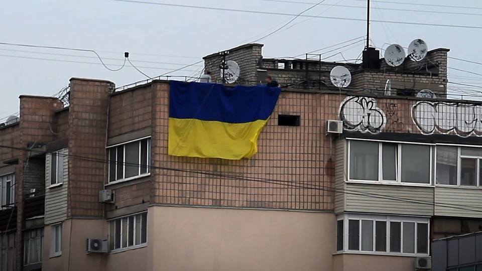 Луганчане вывесили украинский флаг недалеко от логова террористов в здании УСБУ
