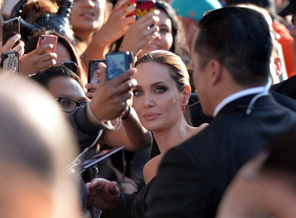 Анджелина Джоли в черной коже и ее бюст-убийца 