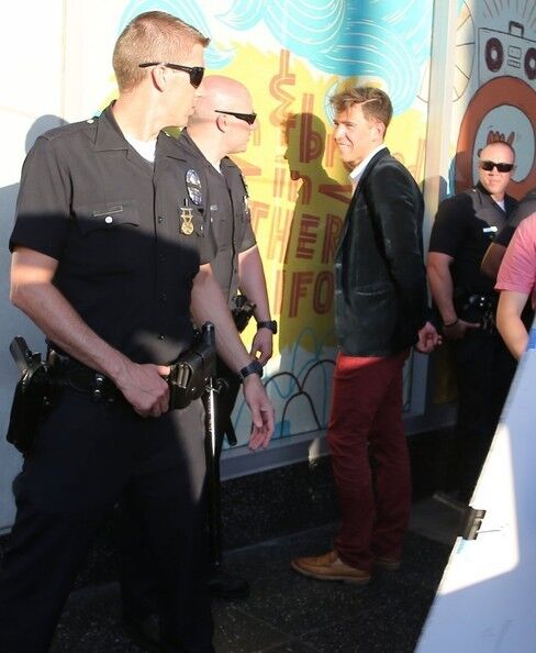 Задержание украинского журналиста, напавшего на Брэда Питта. Много фото