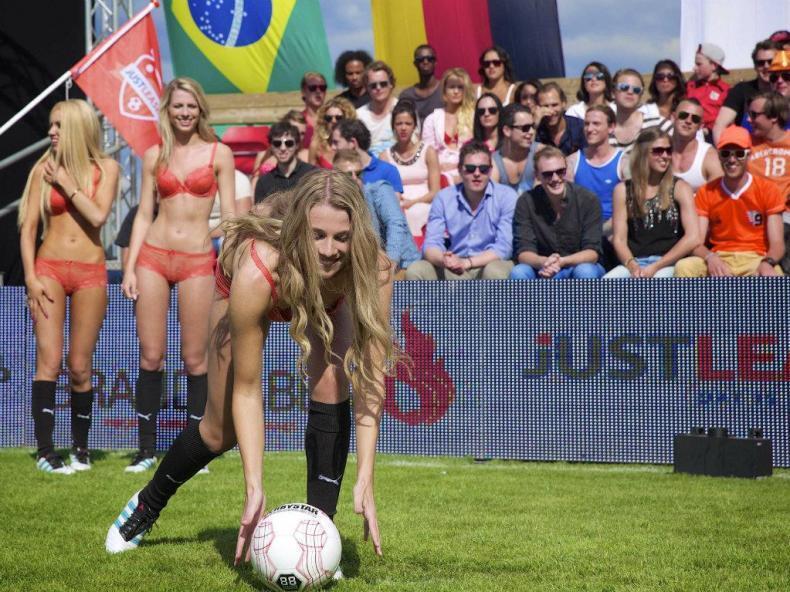В Нидерландах прошел женский ЧМ по футболу в нижнем белье