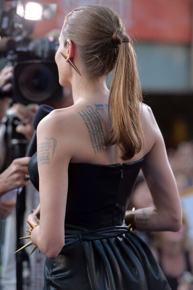 Анджелина Джоли в черной коже и ее бюст-убийца 