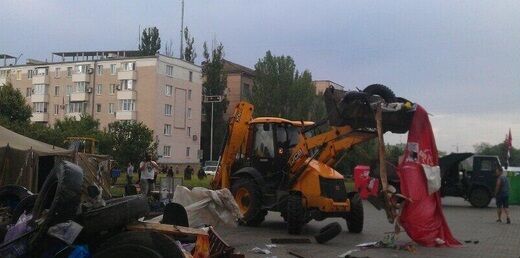 Біля Донецької обладміністрації почали розбирати барикади. Фотофакт