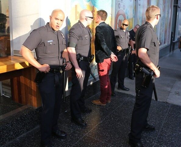 Задержание украинского журналиста, напавшего на Брэда Питта. Много фото