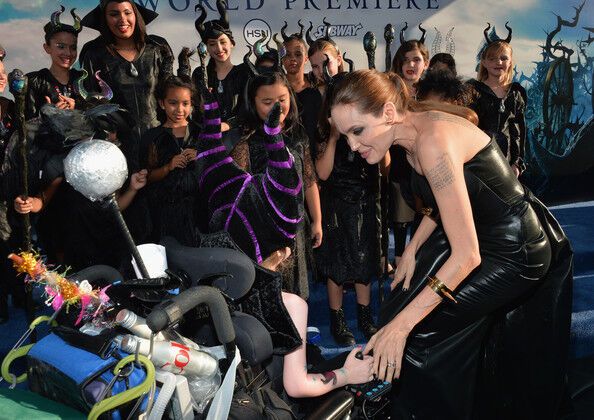 Анджелина Джоли в черной коже и ее бюст-убийца 