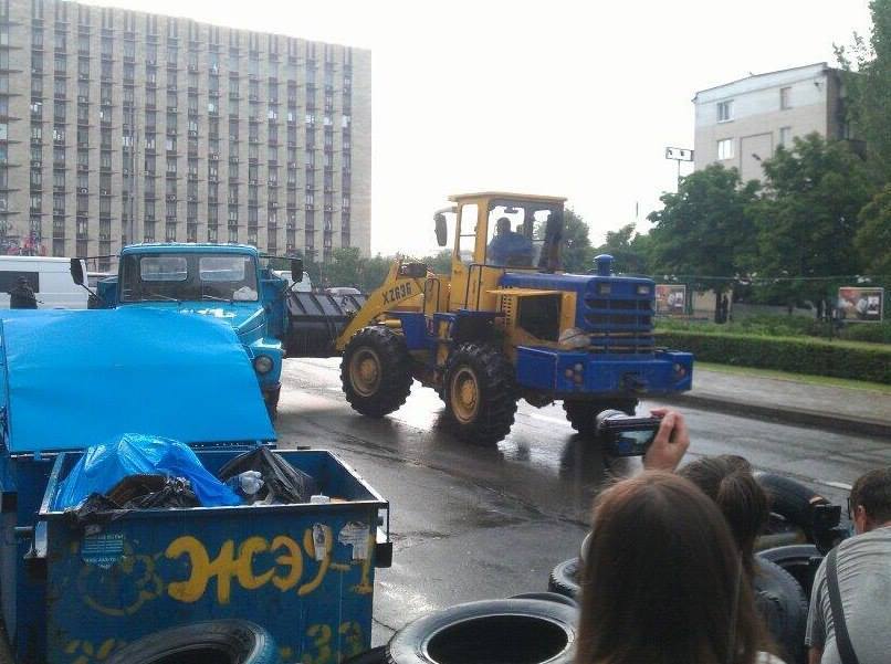 Возле Донецкой обладминистрации начали разбирать баррикады. Фотофакт