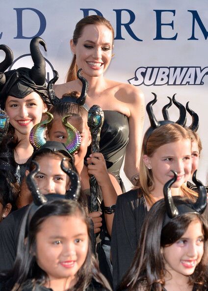 Анджелина Джоли в черной коже и ее бюст-убийца 