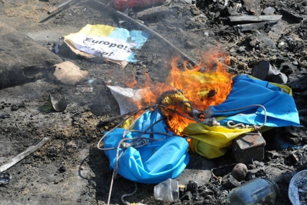 На Куликовому полі з бійкою зірвали і спалили прапор України