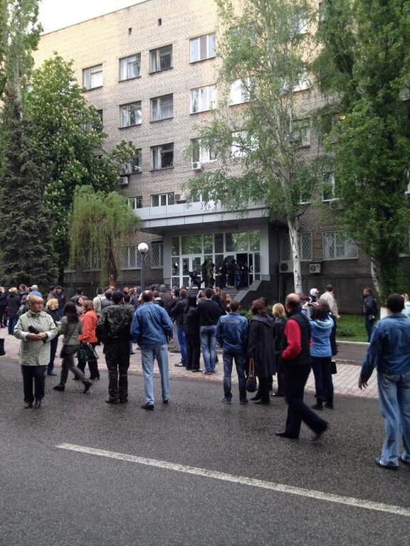 Терористи з криками "Одесу не пробачимо!" захопили будівлю СБУ в Донецьку