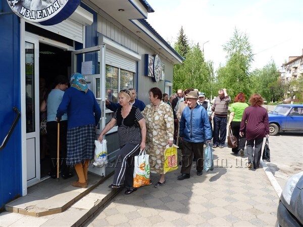 Жители Славянска массово скупают продукты. Фотофакт