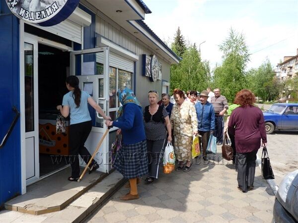 Жители Славянска массово скупают продукты. Фотофакт