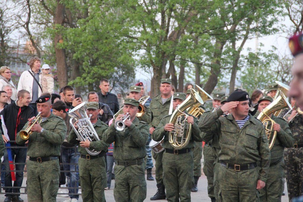 По центру Керчи уже ездят БТРы