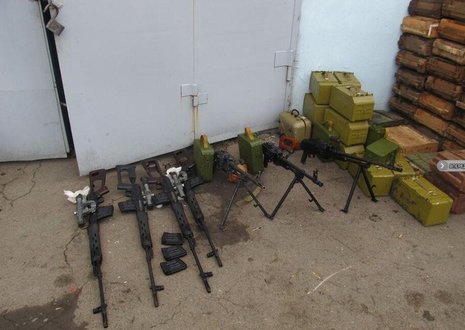 На границе с РФ задержали три автомобиля, набитые оружием и боеприпасами