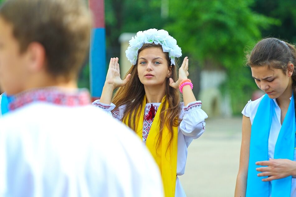 Школьники по всей Украине пришли на последний звонок в патриотических нарядах 