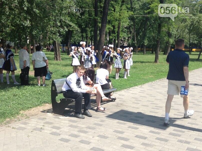 В Днепропетровске выпускники танцевали под "Воинов света", пели гимн и запустили в небо 5 тыс. шариков