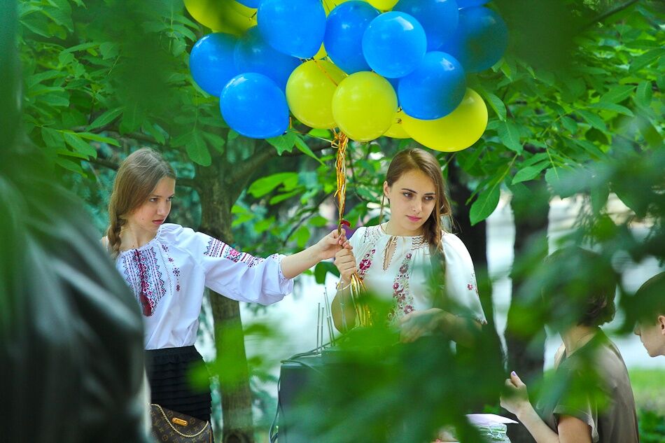 Школьники по всей Украине пришли на последний звонок в патриотических нарядах 