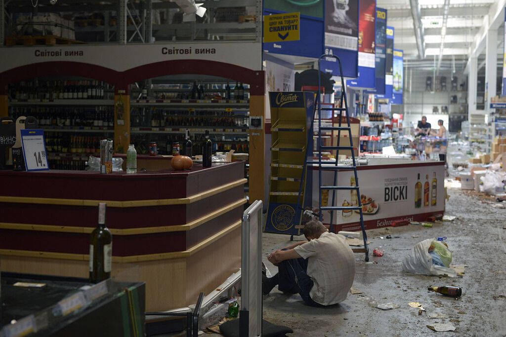 У Донецьку мародери розпивають у винному відділі METRO, а награбоване вивозять візками. Фотофакт