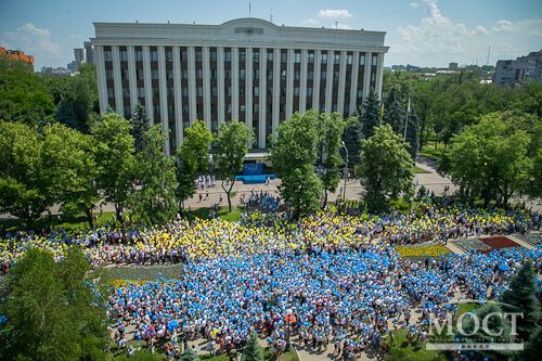 У Дніпропетровську випускники танцювали під "Воїнів світла", співали гімн та запустили в небо 5 тис. кульок