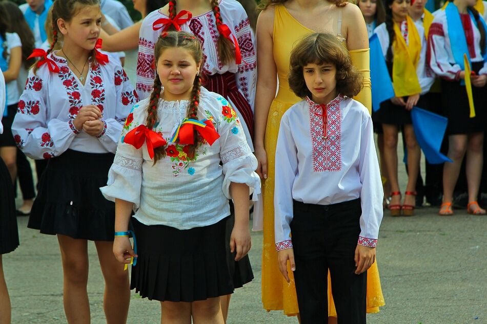 Школьники по всей Украине пришли на последний звонок в патриотических нарядах 