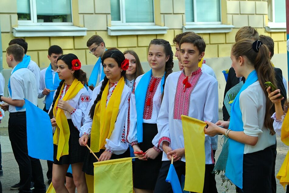 Школьники по всей Украине пришли на последний звонок в патриотических нарядах 